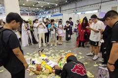 毫無下限！一男子漫展cos科比躺在地上身邊全是美金
