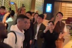 人氣火爆！C羅隨隊抵達香港下榻酒店，周圍擠滿了球迷