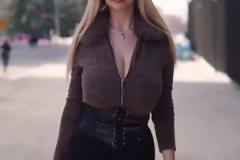令人瞠目結(jié)舌！皇馬女主持直播時衣服被好身材撐破了…