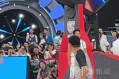 姚基金慈善賽現(xiàn)場，鄧超上籃被NBA球星庫茲馬飛天大帽！