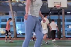 瑜伽褲有加成！野球場肘姐：跟我一組，我來負(fù)責(zé)得分