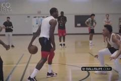 有一說一，雖然沃爾從NBA退役了，但打CBA應(yīng)該還是可以的吧