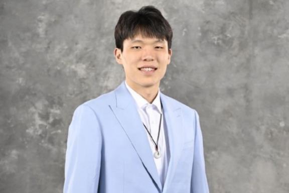 加油！楊瀚森換頭像西裝亮相 西裝取代小丑約基奇
