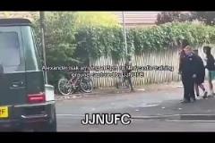 人人喊打！伊薩克開車被紐卡球迷追著罵：老鼠，滾出這里！