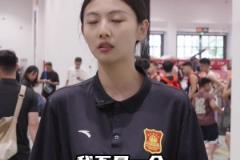 小籃球總決賽上的超絕美女教練！指揮時(shí)氣場(chǎng)強(qiáng)大 顏值逆天場(chǎng)下暖