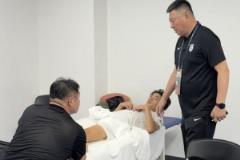 朱鵬宇上輪對(duì)陣津門虎受傷，總經(jīng)理陳東立即前往探望
