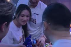 是孫悅女友嗎？被敬酒 孫悅和一女子拿起酒瓶一飲而盡