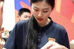 超絕女教練指揮時(shí)氣場兩米八！顏值逆天場下又超暖心～