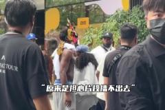 有點太不拘小節(jié)了華子內(nèi)褲大外漏，女友見狀趕忙給他提了上去