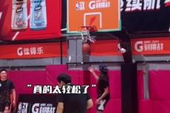 籃筐都扣歪了！戈登中國行給球迷表演多記創(chuàng)意扣籃！