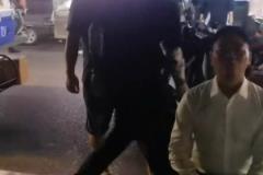 難怪能贊助蘇超！劉強(qiáng)東在路邊攤吃大排檔和路人打招呼，真接地氣