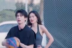來搞笑的？小伙想在美女面前裝X秀球技，結(jié)果連續(xù)兩投都打鐵