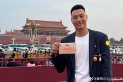 翟曉川佩戴獎(jiǎng)?wù)聟⒓娱啽鴥x式：正義必勝、和平必勝、人民必勝