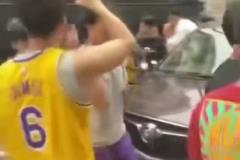 啊這？詹姆斯團隊保安兇狠驅逐中國球迷：別亂看，給我滾開！