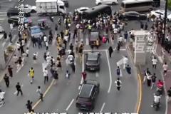 詹姆斯現(xiàn)身上海，一眾球迷狂奔跟車！