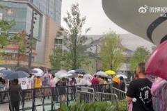 真是風(fēng)雨無阻的熱愛！大批老詹球迷冒雨打著雨傘高呼“LBJ”