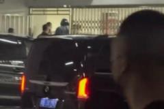 凌晨許球迷在成都機(jī)場(chǎng)出口歡迎詹姆斯