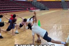 小寶，你買球隊(duì)的時(shí)候，能不能把我也買過(guò)去，我給你撿球！